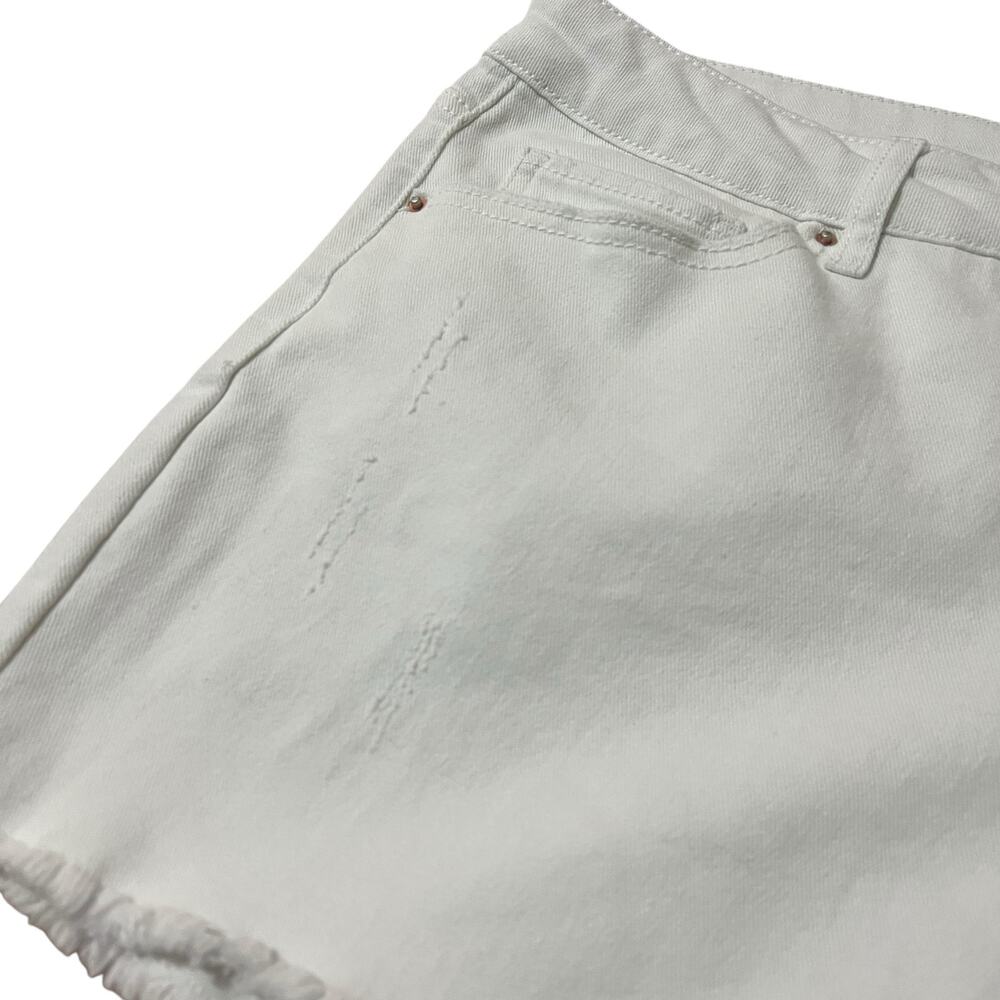Time & True (14) White Slightly Distressed 5 Pocket Cut Off Shorts - Picture 6 of 8